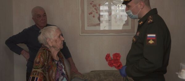 Военные разведчики поздравили ветерана Великой Отечественной войны Военные разведчики поздравили ветерана Великой Отечественной войны - Sputnik Латвия