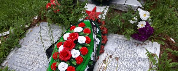 Piemiņas plāksnes latviešu valodā atrodas karalaika memoriālos ne tikai Latvijā, bet arī Krievijā. Ciemats Braklovici pie Staraja Rusas Piemiņas plāksnes latviešu valodā atrodas karalaika memoriālos ne tikai Latvijā, bet arī Krievijā. Ciemats Braklovici pie Staraja Rusas - Sputnik Latvija