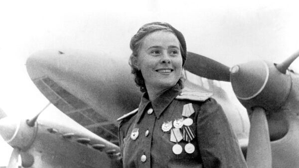 Герой Советского Союза заместитель командира эскадрильи 125-го гвардейского авиационного женского полка Мария Долина - Sputnik Латвия