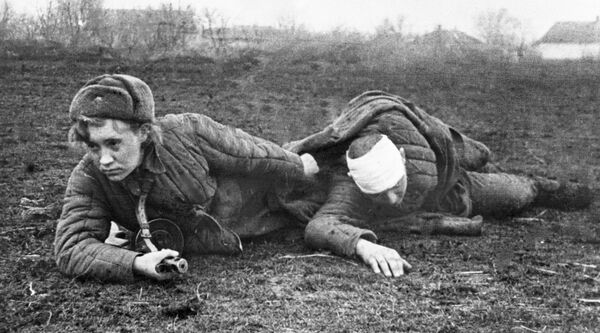 Эвакуация раненого с поля боя - Sputnik Латвия