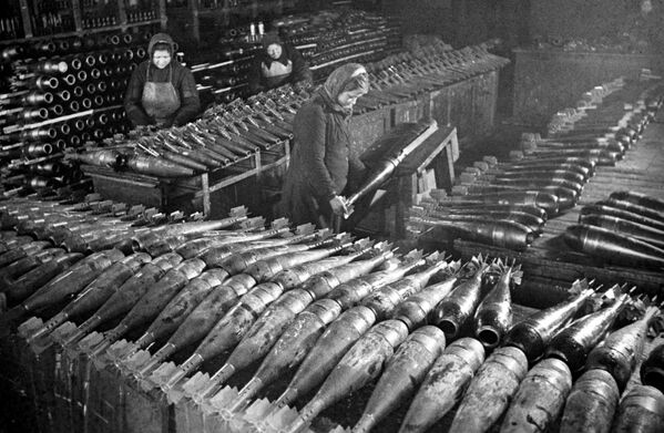 Женщины делают мины на московском заводе. 1942 год - Sputnik Латвия