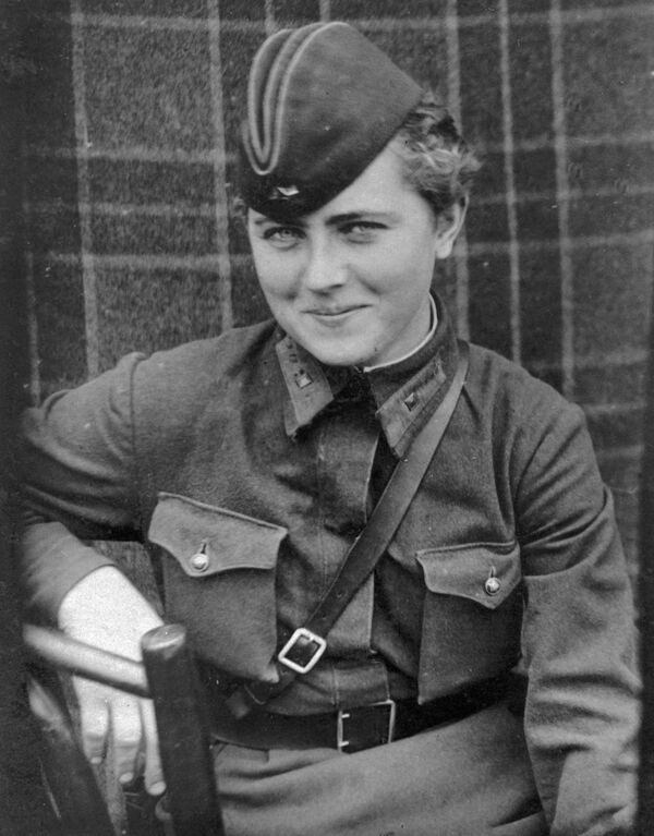 Летчица 46-го гвардейского Таманского авиационного женского полка ночных бомбардировщиков Евгения Жигуленко  - Sputnik Латвия
