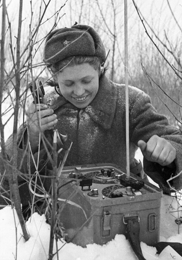 Девушка-связистка у полевого телефона в годы ВОВ - Sputnik Латвия