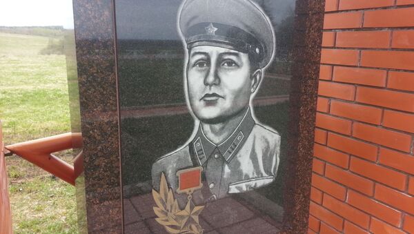 Памятник Яну Райнбергу на мемориале в деревне Монаково - Sputnik Латвия
