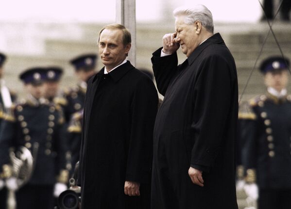 Первый Президент РФ Борис Ельцин и президент РФ Владимир Путин в день инаугурации Владимира Путина в 2000 году - Sputnik Латвия