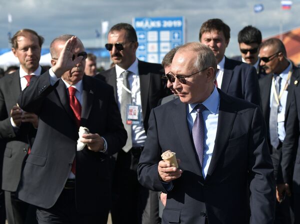  Krievijas prezidents Vladimirs Putins un Trucijas valsts vadītājs Redžeps Tajips Erdogans ar saldējumu apmeklē Starptautisko aviokosmisko salonu MAKS-2019, 2019. gada 27. augusts - Sputnik Latvija