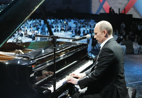 Премьер-министр РФ Владимир Путин играет на рояле на благотворительном концерте в Ледовом дворце Санкт-Петербурга - Sputnik Латвия