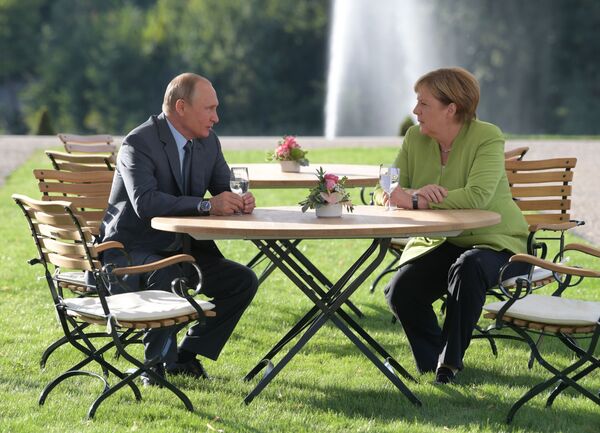  Президент России Владимир Путин и федеральный канцлер ФРГ Ангела Меркель во время встречи в резиденции правительства ФРГ Мезеберг - Sputnik Латвия