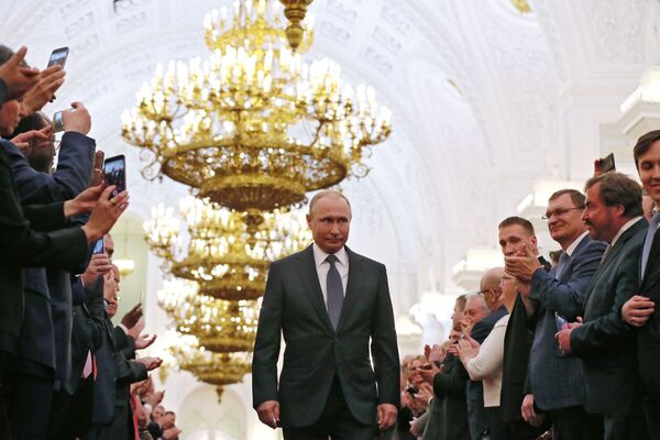 Избранный президент РФ Владимир Путин во время церемонии инаугурации в Кремле, 2018 год - Sputnik Латвия