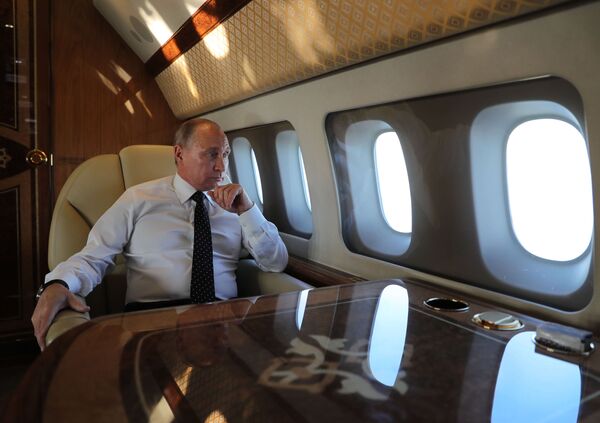 Президент РФ Владимир Путин на борту президентского самолета - Sputnik Латвия