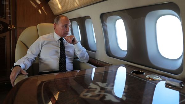 Президент РФ Владимир Путин на борту президентского самолета - Sputnik Латвия