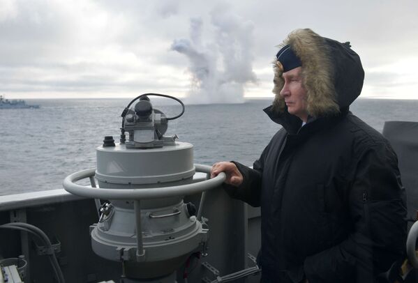Владимир Путин наблюдает за ходом совместных учений Северного и Черноморского флотов в Черном море с борта ракетного крейсера Маршал Устинов - Sputnik Латвия