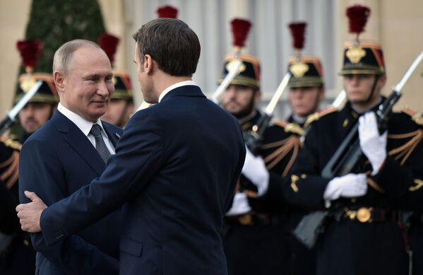 Владимир Путин и Эммануэль Макрон на церемонии официальной встречи в Елисейском дворце - Sputnik Латвия