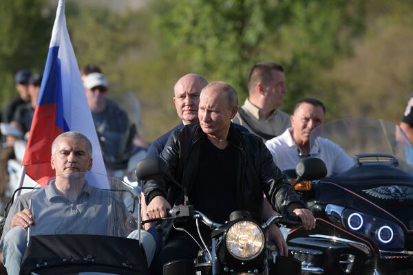 Президент России Владимир Путин в организованном мотоклубом Ночные волки международном байк-шоу Тень Вавилона в Севастополе - Sputnik Латвия