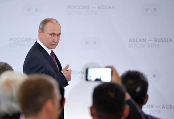  Владимир Путин на встрече глав делегаций — участников саммита Россия — АСЕАН в Сочи, 2016 год - Sputnik Латвия