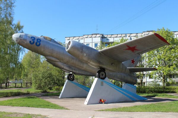 Рвали с мясом, сволочи: в Латвии осквернили памятник советским летчикам - Sputnik Латвия