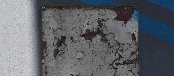 То, что осталось от таблички на памятнике летчикам 1-го Гвардейского авиационного полка ВВС Балтийского флота - Sputnik Латвия