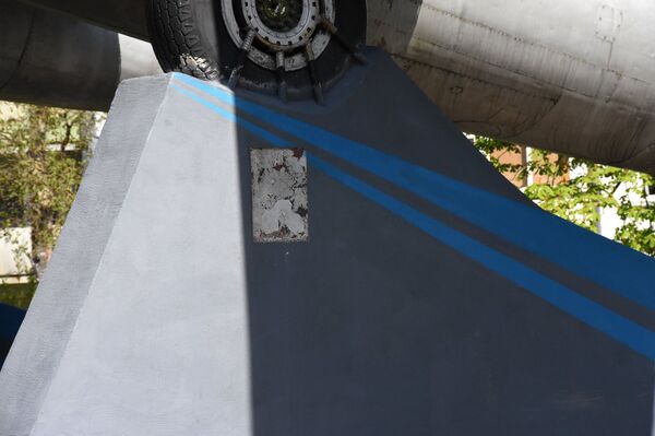 Рвали с мясом, сволочи: в Латвии осквернили памятник советским летчикам - Sputnik Латвия