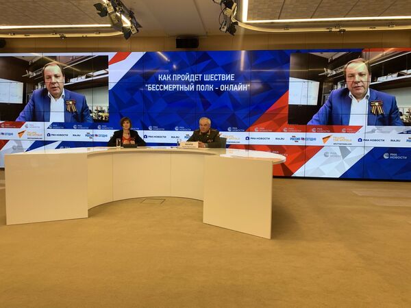 Соединить родных тех, кто воевал в одном окопе: Бессмертный полк - онлайн ширится - Sputnik Латвия