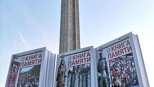 Книга памяти на фоне памятника Освободителям Риги. - Sputnik Латвия