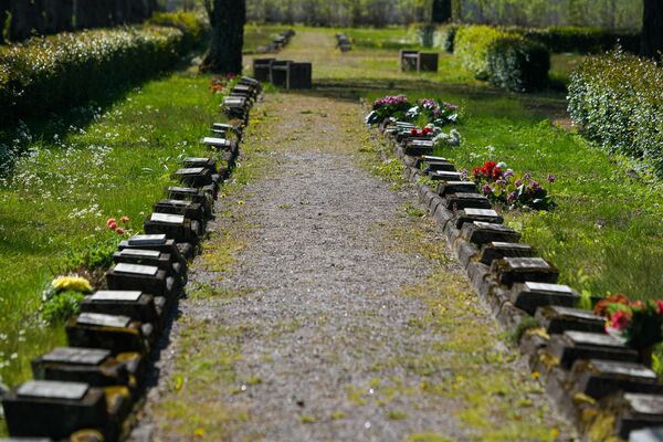 На Братском кладбище захоронения советского периода находятся в печальном состоянии - Sputnik Латвия