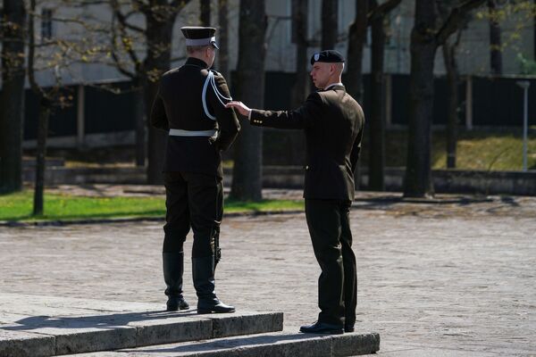 Военнослужащий попровляет форму солдата почетного караула - Sputnik Латвия