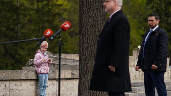 8 мая в День победы над нацизмом и день памяти жертв Второй мировой войны на Братском кладбище в Риге прошла церемония возложения цветов. Президент Латвии Эгилс Левитс - Sputnik Латвия