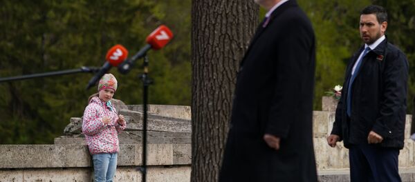 8 мая в День победы над нацизмом и день памяти жертв Второй мировой войны на Братском кладбище в Риге прошла церемония возложения цветов. Президент Латвии Эгилс Левитс - Sputnik Латвия