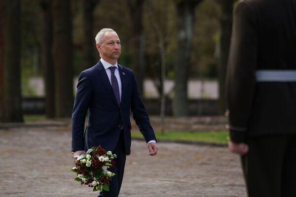 8 мая в День победы над нацизмом и день памяти жертв Второй мировой войны на Братском кладбище в Риге прошла церемония возложения цветов. Министр юстиции Янис Борданс - Sputnik Латвия