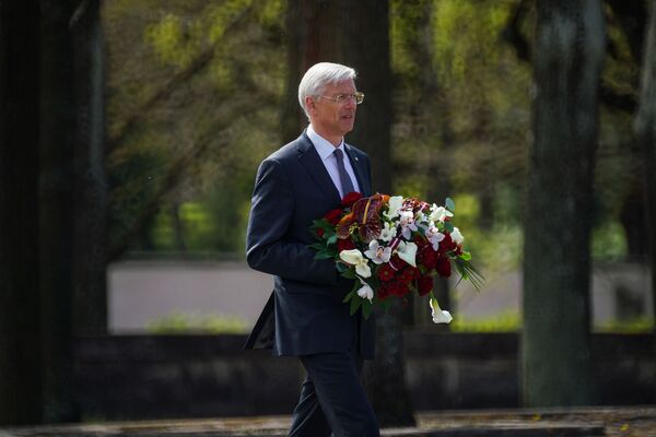 8 мая в День победы над нацизмом и день памяти жертв Второй мировой войны на Братском кладбище в Риге прошла церемония возложения цветов. Премьер-министр Латвии Кришьянис Кариньш - Sputnik Латвия
