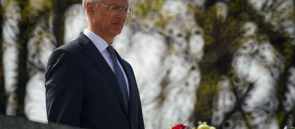 8 мая в День Победы над нацизмом и День памяти жертв Второй мировой войны на Братском кладбище в Риге прошла церемония возложения цветов. Премьер-министр Латвии Кришьянис Кариньш - Sputnik Латвия