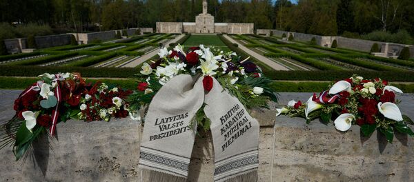 8 мая в День победы над нацизмом и день памяти жертв Второй мировой войны на Братском кладбище в Риге прошла церемония возложения цветов - Sputnik Латвия