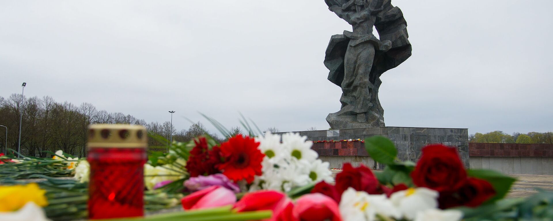 Цветы у памятника Освободителям 9 мая - Sputnik Латвия, 1920, 03.02.2021