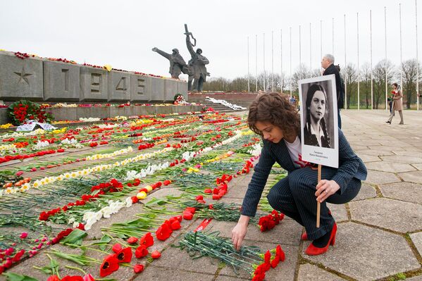 Маргарита Драгиле возлагает цветы у памятника Освободителям в Риге 9 мая - Sputnik Латвия
