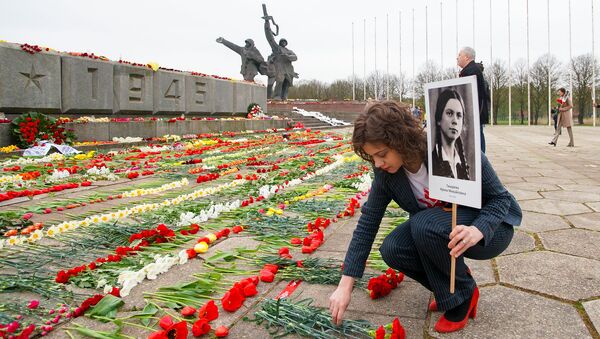 Маргарита Драгиле возлагает цветы у памятника Освободителям в Риге 9 мая - Sputnik Latvija