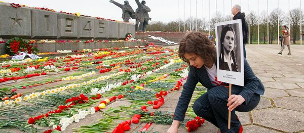 Маргарита Драгиле возлагает цветы у памятника Освободителям в Риге 9 мая Маргарита Драгиле возлагает цветы у памятника Освободителям в Риге 9 мая - Sputnik Latvija
