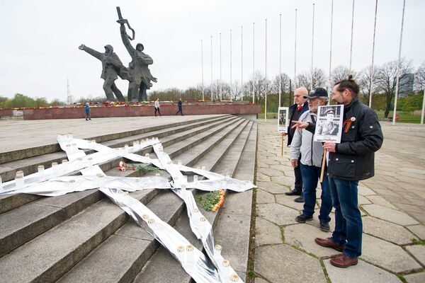 Латвийский антинацистский комитет установил у памятника Освободителям пятиконечную звезду со свечами - Sputnik Латвия