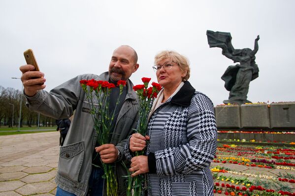 Рижане у памятника Освободителям в День Победы - Sputnik Латвия