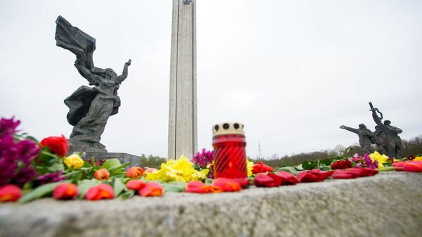 Цветы у памятника Освободителям в Риге 9 мая - Sputnik Latvija