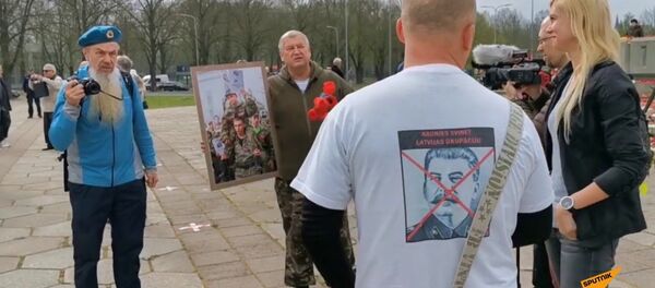 Латыши и русские должны быть вместе: перепалка у памятника Освободителям Риги Латыши и русские должны быть вместе: перепалка у памятника Освободителям Риги - Sputnik Латвия