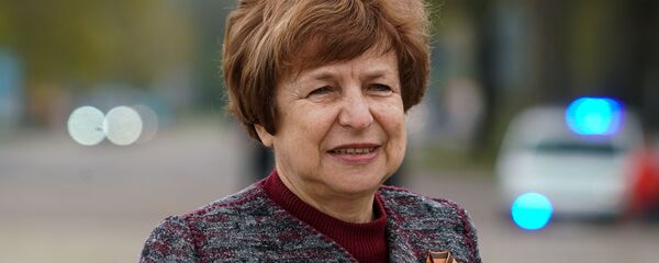 Татьяна Жданок у памятника Освободителям в Риге в День Победы Татьяна Жданок у памятника Освободителям в Риге в День Победы - Sputnik Latvija