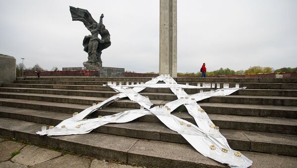 Пятиконечная звезда со свечами у памятника Освободителям - Sputnik Латвия