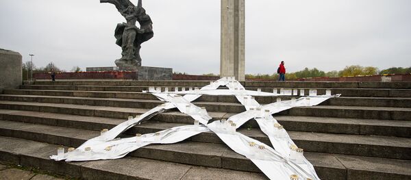 Пятиконечная звезда со свечами у памятника Освободителям - Sputnik Latvija