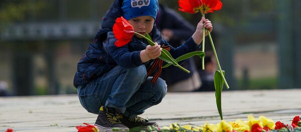 День Победы у памятника Освободителям в Риге - Sputnik Латвия