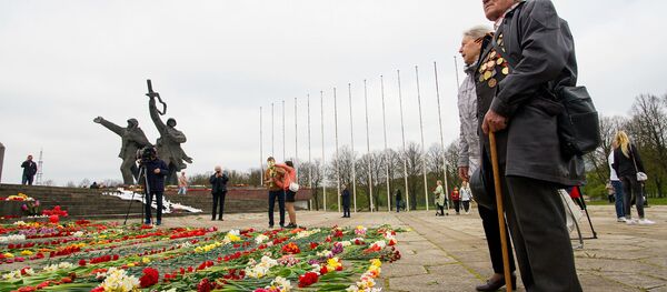 День Победы у памятника Освободителям в Риге День Победы у памятника Освободителям в Риге - Sputnik Latvija