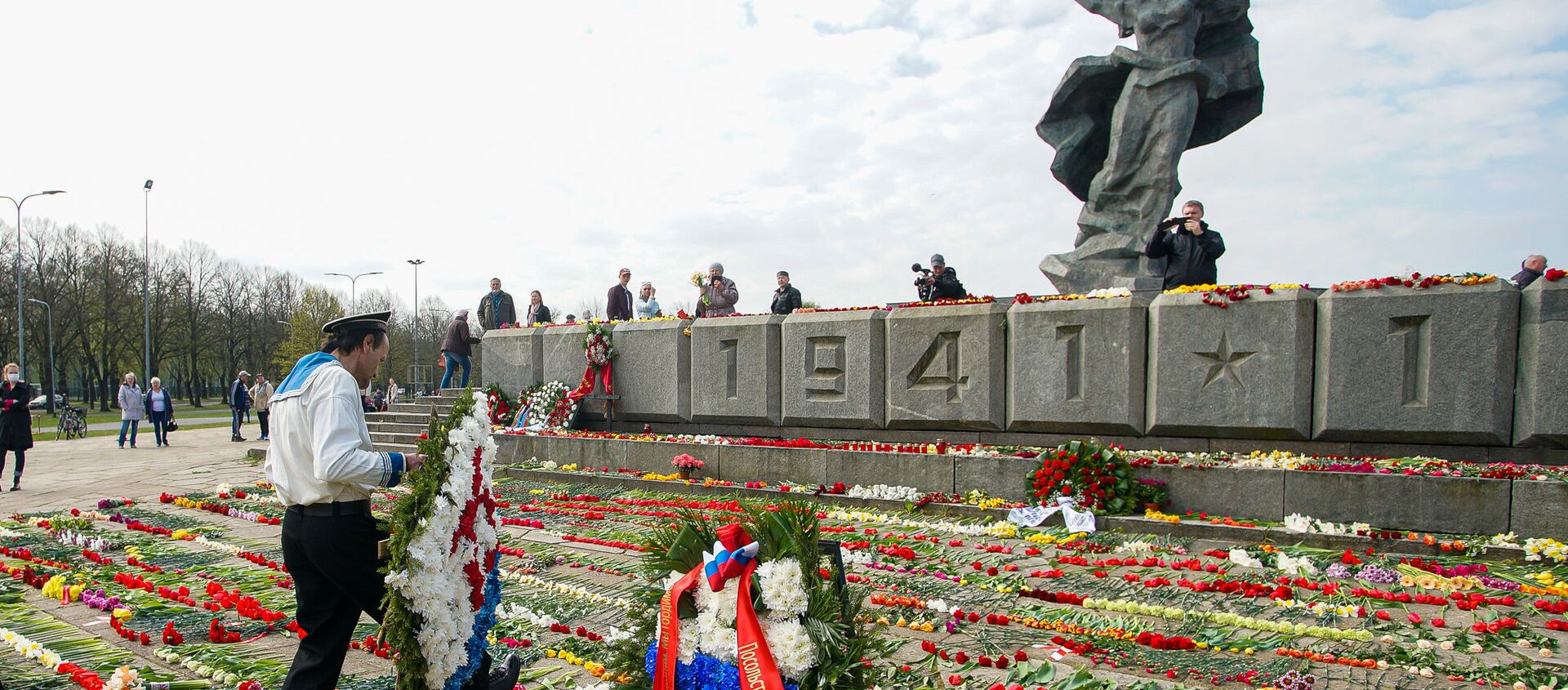 День Победы у памятника Освободителям в Риге - Sputnik Latvija, 1920, 06.05.2021