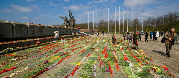 День Победы у памятника Освободителям в Риге День Победы у памятника Освободителям в Риге - Sputnik Latvija