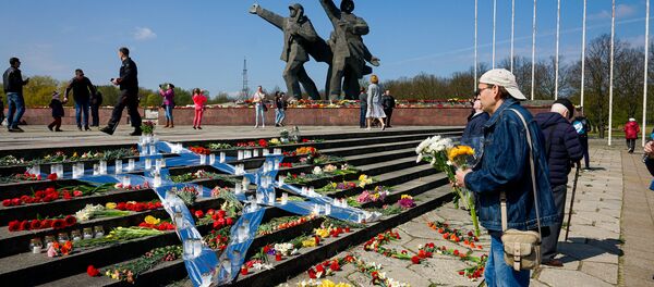 День Победы у памятника Освободителям в Риге - Sputnik Латвия