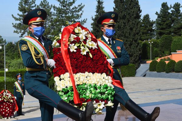 Церемония возложения венков в честь 75-летия Победы в Таджикистане - Sputnik Латвия