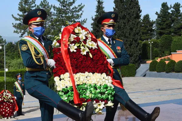 Церемония возложения венков в честь 75-летия Победы в Таджикистане - Sputnik Латвия